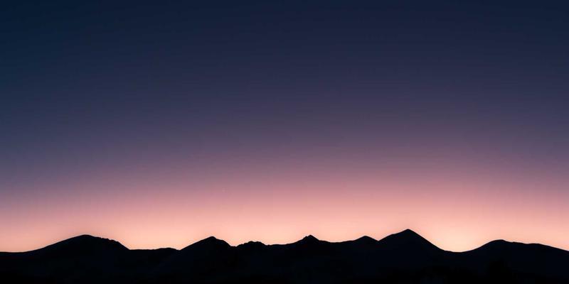 Crystal Clear Style 11：蒸汽波美学与橙色时尚的先锋风格指南