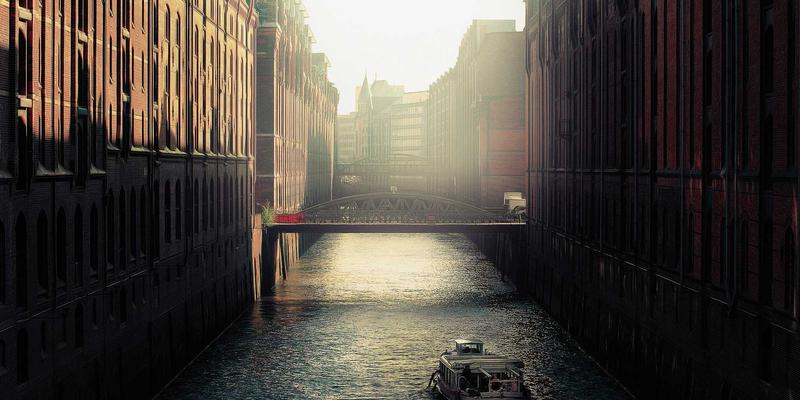 Crystal Clear Style 57:当橙光时尚遇见蒸汽波美学的数字未来主义