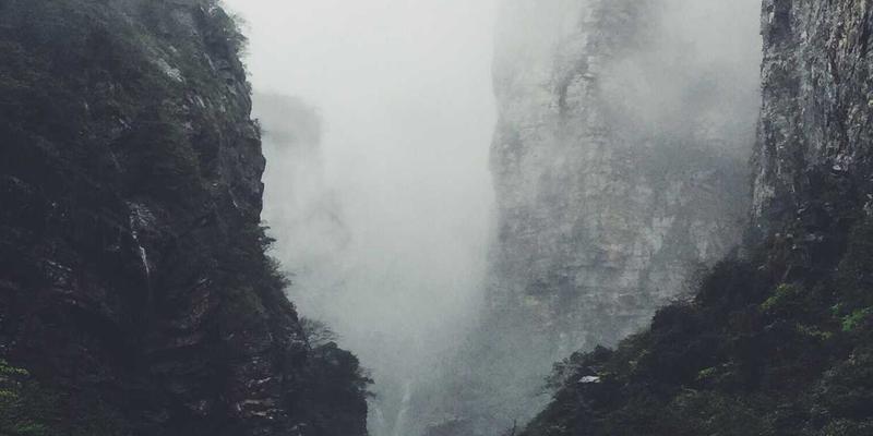 Crystal Clear Style85：解码蒸汽波时尚，重塑个人视觉形象指南