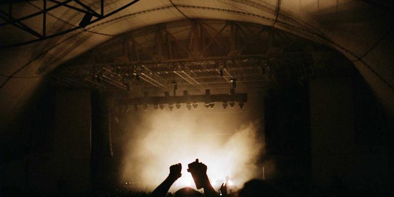 Crystal Clear思维模型：用极简主义重塑个人形象与橙色时尚的协调艺术