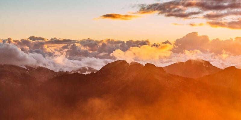 从Crystal Clear到Orange Accent：用色彩心理学打造高辨识度的时尚搭配指南