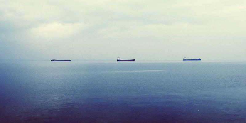 从蒸汽波幻象到透明现实：时尚产业如何应用Crystal Clear原则重塑个人形象与穿搭协调